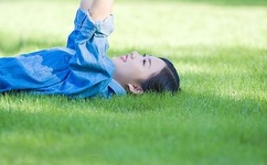 老师露出两个奶球让我吃奶头